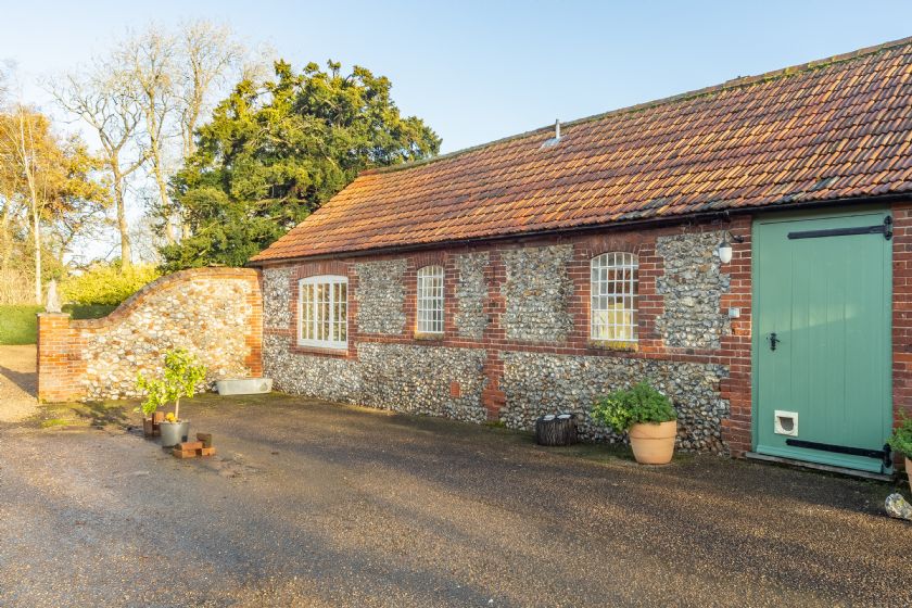 Click here for more about Garden Cottage (ER)