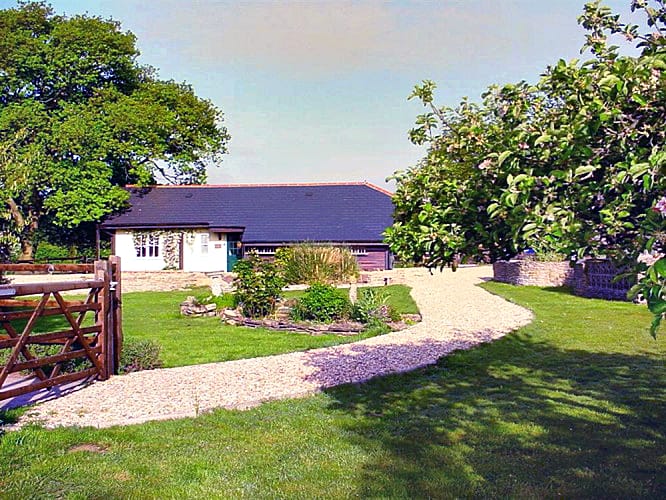 The Old Granary at Kinkell Cottage is located in Bashley