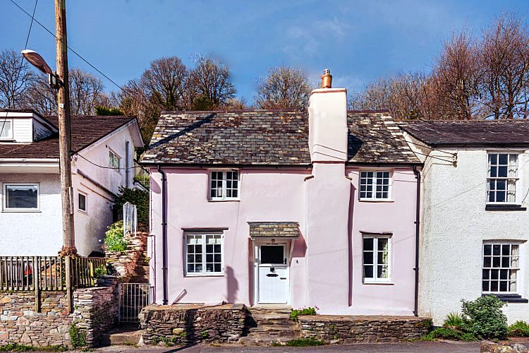 Pink Cottage is located in Noss Mayo